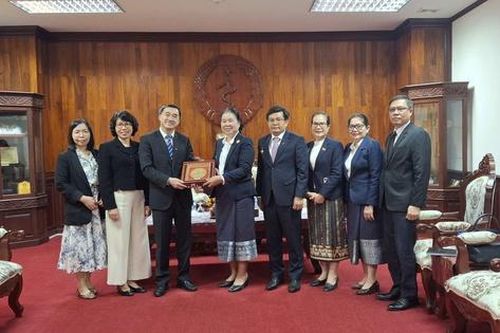 Thứ trưởng Trần Văn Thuấn trao đổi về tình hình hợp tác y tế với Thứ trưởng Bộ Y tế Lào