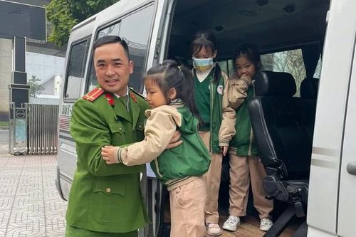 Công an phường Việt Hưng đón học sinh đến điểm cấp căn cước