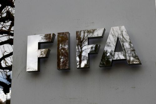 Luật VAR mới của FIFA gây tranh cãi