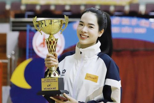 Hai VĐV cầm cờ cho Đoàn Thể thao Việt Nam tại SEA Games 33