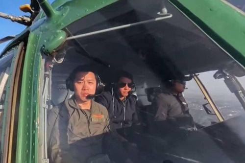 Cận cảnh đội trực thăng của Lào mang cờ bay trên bầu trời Viêng Chăn