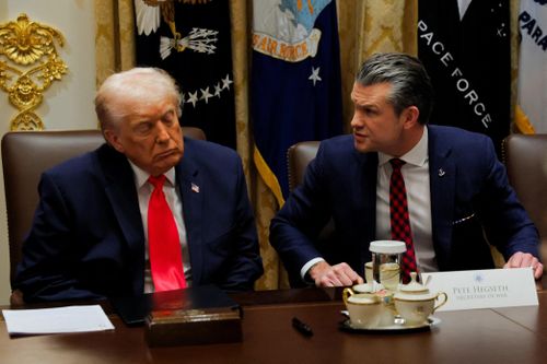 Ông Trump ngủ gật trong cuộc họp nội các