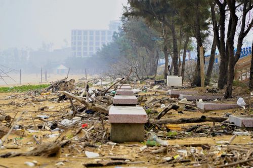 Biển Thiên Cầm ngập rác sau mưa lũ