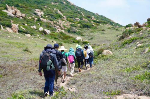 Cô gái tố bị người dẫn tour ôm, đòi hôn khi đi trekking