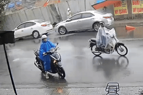 Khoảnh khắc hố tử thần 'nuốt' ôtô ở Đà Nẵng