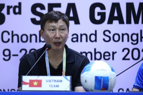 HLV Kim Sang-sik nói về bàn thắng tranh cãi trước Lào