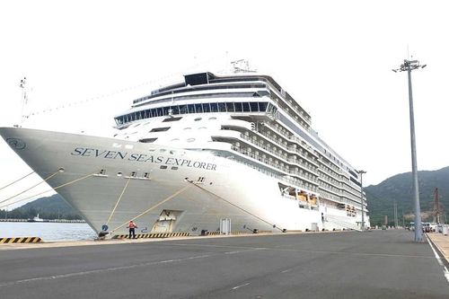 Khánh Hòa đón tàu biển Seven Seas Voyager với 700 du khách quốc tế