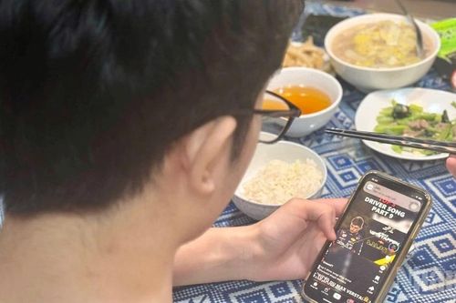Vừa ăn vừa xem điện thoại: Thói quen 'nhìn thì vô hại' nhưng là 'thủ phạm' khiến tăng cân, béo phì