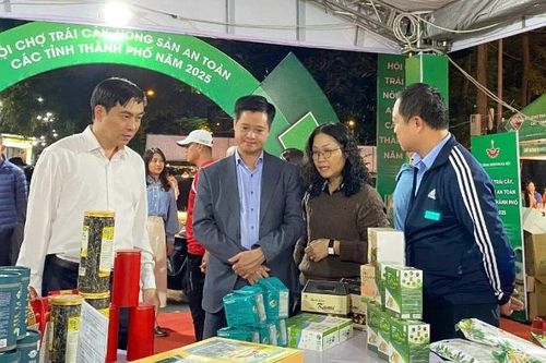 Hà Nội khai mạc Hội chợ trái cây, nông sản an toàn 2025