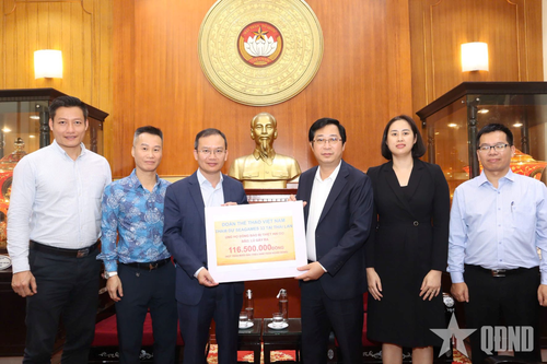 Đoàn Thể thao Việt Nam dự SEA Games 33 trao tiền ủng hộ đồng bào vùng lũ
