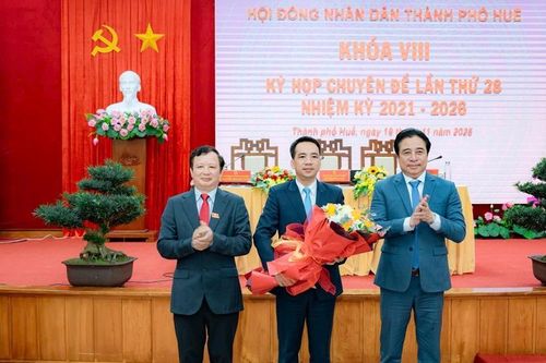 Phê chuẩn chức vụ Phó Chủ tịch UBND TP Huế đối với ông Trần Hữu Thùy Giang