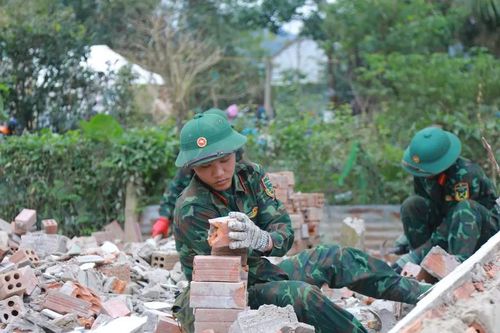 Đồng loạt dựng lại nhà để dân đón tết