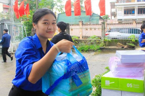 Quảng Ngãi: Đưa sách vở, dụng cụ học tập đến thiếu nhi vùng lũ