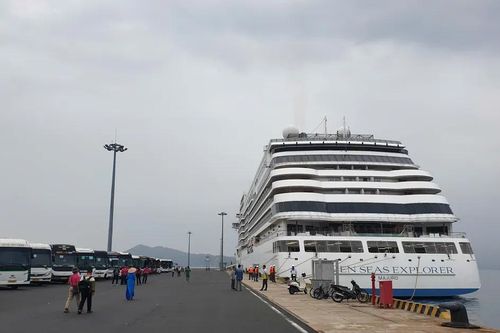 Tàu Seven Seas Explorer đưa 700 du khách quốc tế đến Khánh Hòa