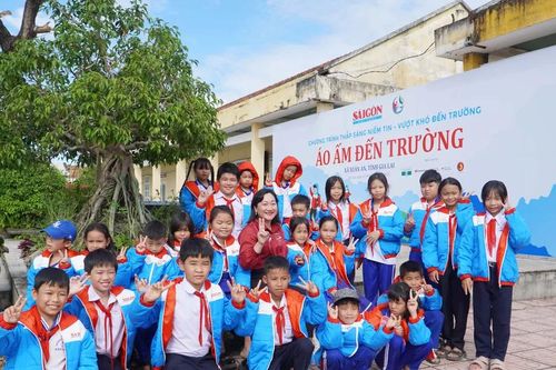 Mang 'Áo ấm đến trường' sẻ chia cùng học sinh vùng bão lũ Gia Lai