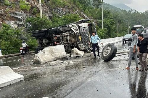 Khánh Hòa: Xe tải lật ngang, đèo Cù Hin ùn ứ