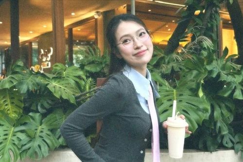 MC Khánh Vy khoe vẻ đẹp trẻ trung và năng lượng tích cực khi đi cafe