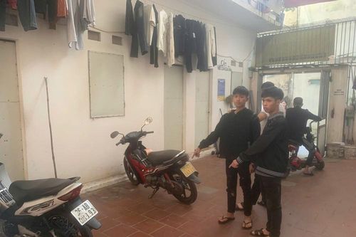 Hai thanh niên đầu trần đi xe máy, Công an kiểm tra phát hiện bất ngờ