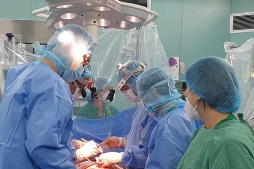 Trong 48 giờ phẫu thuật mạch máu cấp cứu cho 2 anh em ruột