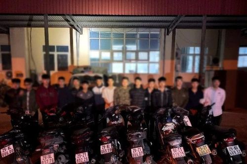 Tạm giữ 11 đối tượng mang theo hung khí đuổi đánh người ở Hà Nội