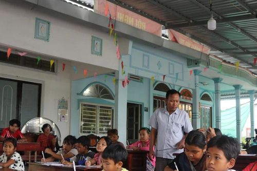 Gieo mầm tình yêu nguồn cội qua lớp học chữ Khmer