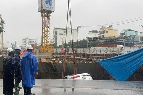 Đường sụt lún 'nuốt chửng' hai ô tô ở trung tâm Đà Nẵng