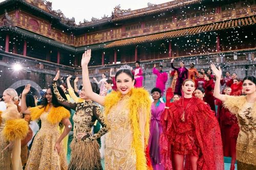 Trình diễn thời trang 'Hello Cosmo From Vietnam' khởi động Hoa hậu Hoàn vũ 2025