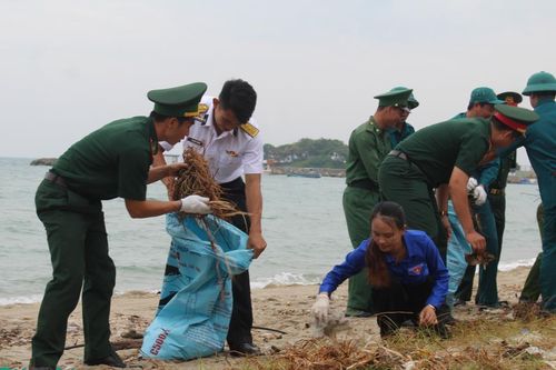 Gần 100 cán bộ, chiến sĩ, đoàn viên, hội viên, học viên tham gia làm sạch môi trường biển tại xã đảo Tiên Hải