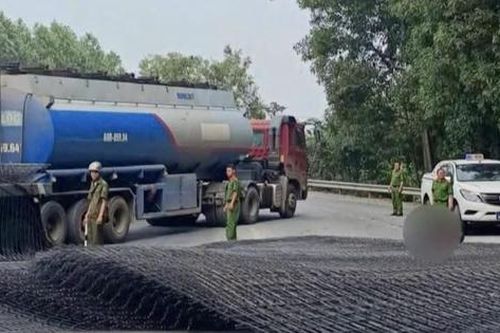 Hàng chục tấn thép rơi từ xe đầu kéo trúng 2 người đi đường
