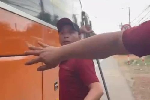 Phụ xe khách cầm gậy đe dọa người đi đường gây xôn xao dư luận ở TPHCM