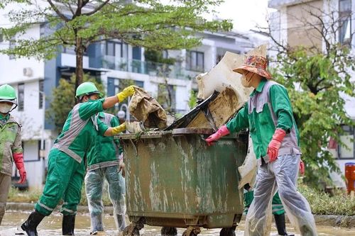 Lặng thầm giữa bùn lũ: Những người giữ cho Huế đứng dậy sau dòng nước dữ