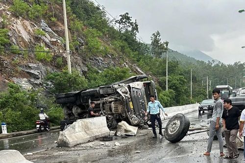 Xe tải lật chắn ngang đèo Cù Hin nối Nha Trang với sân bay Cam Ranh