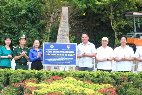 Công trình Sắc thắm cờ hoa Tổ quốc hướng về Đại hội Đoàn tỉnh An Giang