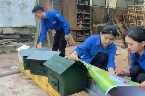 Thanh niên dựng 'ngôi nhà pin'