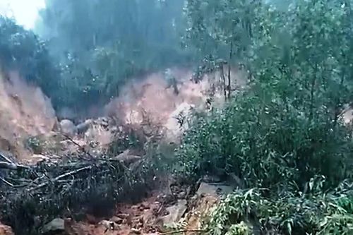 Sạt lở đồi núi ở Chân Mây - Lăng Cô, giao thông ách tắc
