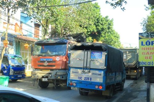 Cầu trăm tỷ ở Phú Thọ thông xe, đường dẫn thành 'nút thắt cổ chai' khiến dân ngán ngẩm