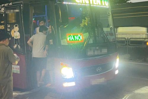 Phát hiện chi tiết 'lạ' ven đường, nam thanh niên hoảng hốt tìm cách bỏ trốn