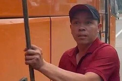 Nhân viên xe khách cầm gậy sắt đe dọa người đi xe máy
