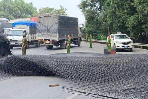 Thép rơi tứ tung trên cầu nối Đồng Nai - TPHCM, hai người nhập viện
