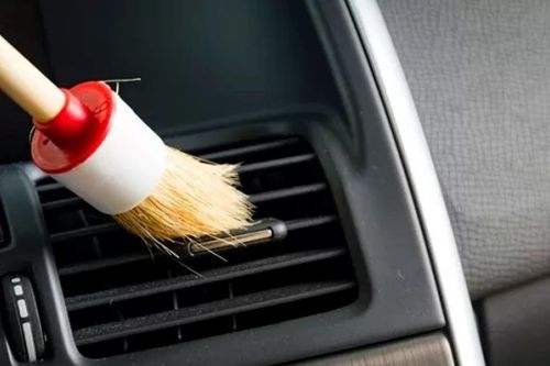 Cách vệ sinh cửa gió điều hòa ô tô khi có dấu hiệu mùi ẩm mốc