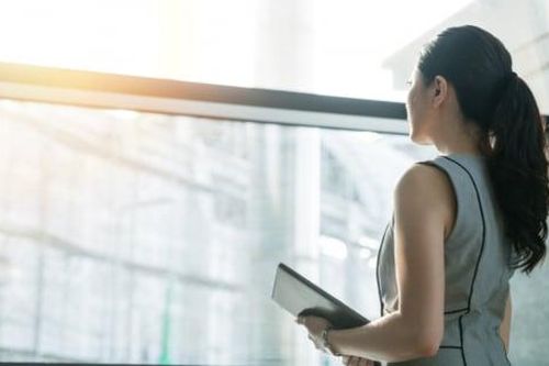 Vì sao phụ nữ thời nay sợ… già hơn cả áp lực cơm áo?