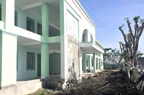 Xây dựng dở dang, cô trò mòn mỏi 'ngóng' trường mới