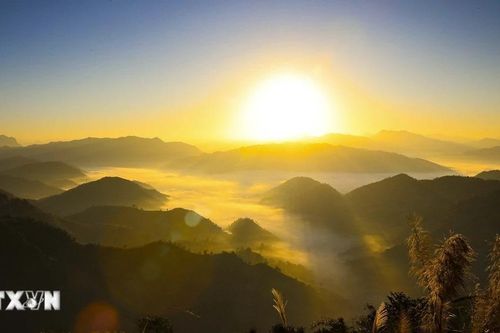 Ngắm bình minh tuyệt đẹp giữa biển mây Keo Lôm ở Điện Biên