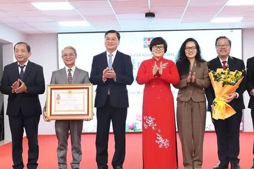 Bệnh viện Nguyễn Tri Phương đón nhận Huân chương Lao động hạng Ba