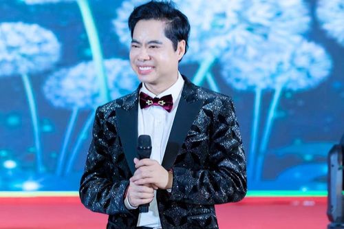 Danh ca Ngọc Sơn xúc động