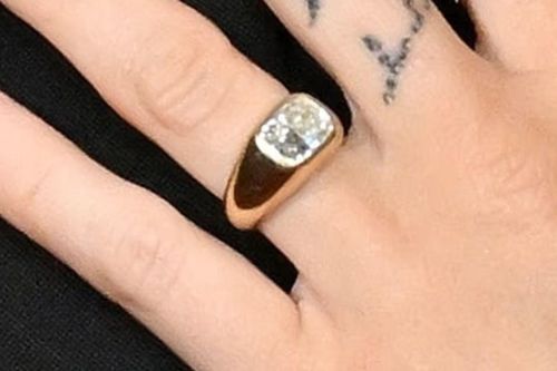 Nữ ca sĩ nổi tiếng xác nhận đính hôn với bạn trai sau 4 năm hẹn hò, khoe chiếc nhẫn kim cương hơn 3 tỷ đồng