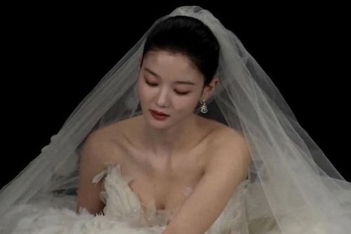 Kim Yoo Jung 'lột xác' khỏi vai phản diện, khoe sắc vóc rạng rỡ trong váy cưới