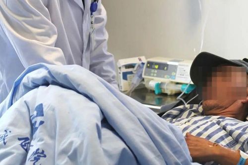 Người đàn ông bị đau bụng, bác sĩ nội soi bàng hoàng phát hiện vật thể dài, đen sì bên trong