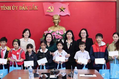 Chủ tịch Hội LHPN Việt Nam Nguyễn Thị Tuyến trao quà hỗ trợ hội viên, phụ nữ, trẻ em vùng lũ ở Đắk Lắk