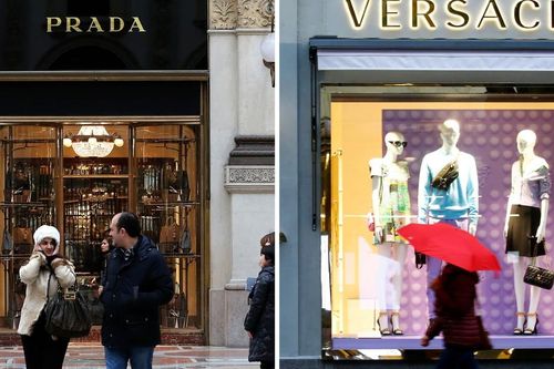 Versace chính thức về chung nhà với Prada